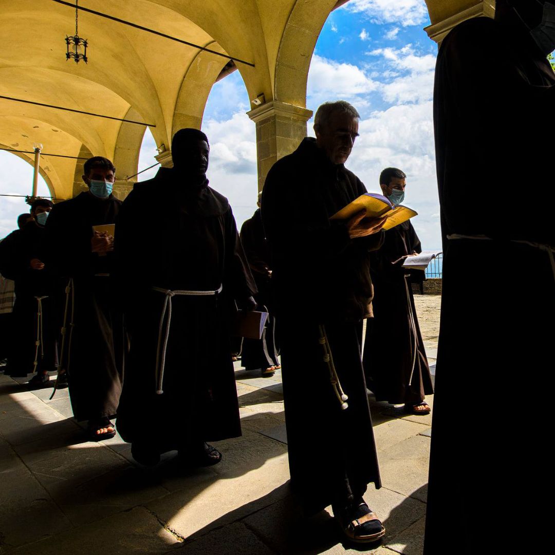 Passeggiata spirituale con connessione alla natura a Chiusi della Verna, per ammirare il Santuario Francescano, il Bosco delle Fate delle Foreste Casentinesi e panorami meravigliosi