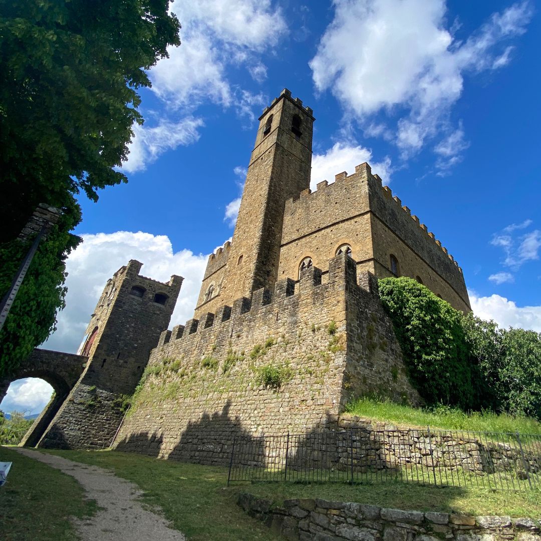 Visita guidata al Castello di Poppi in Casentino fra la storia del borgo e natura