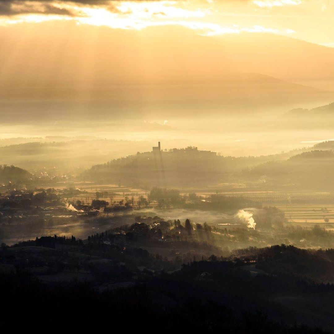 Esperienza tra le vigne di Poppi, assaggi di vini e camminate al tramonto sui panorami del Casentino