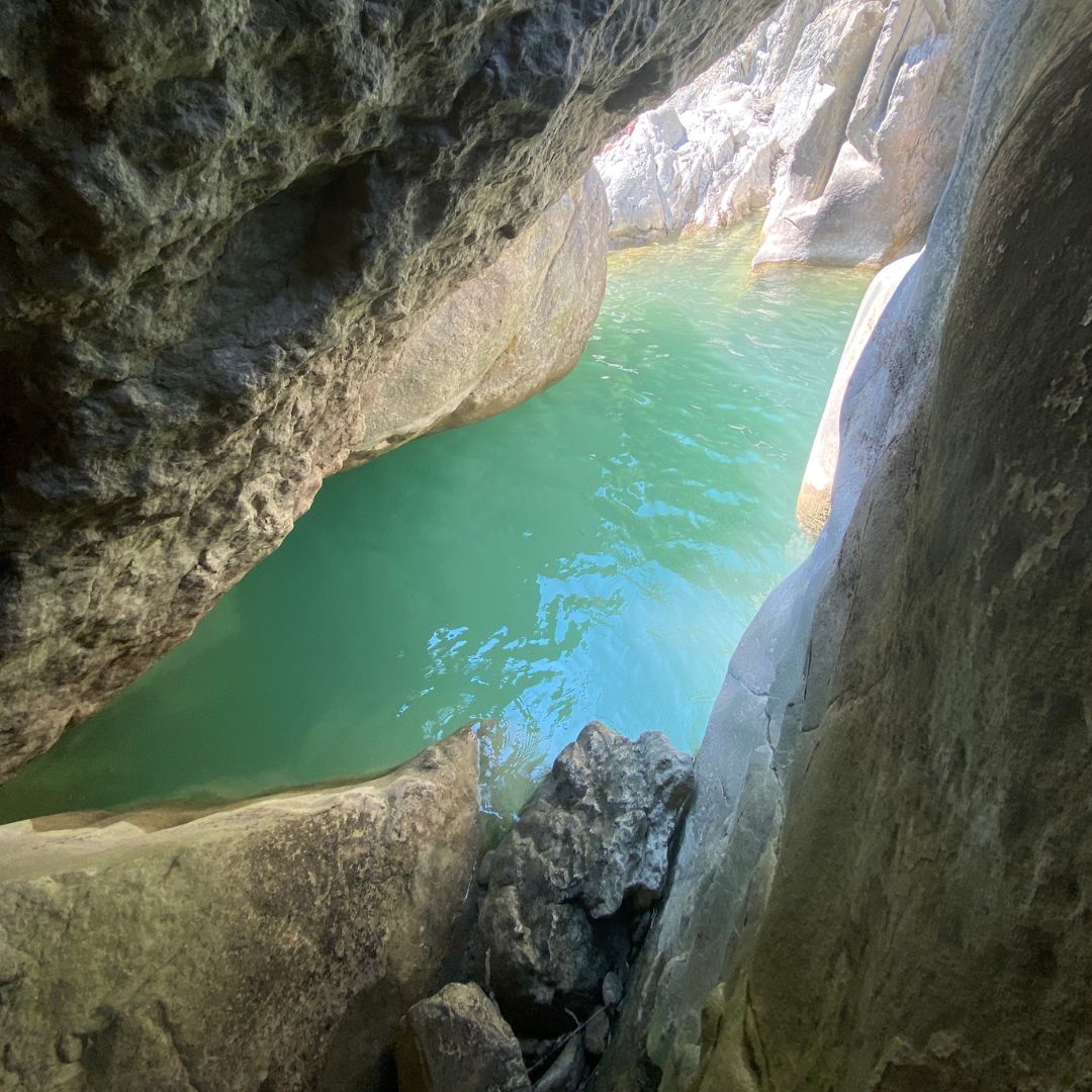 Passeggiata per bambini e in famiglia nel Torrente Corsalone tra acqua bassa e piscine naturali.